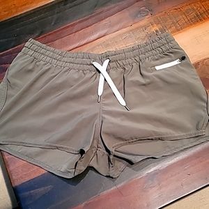 Vuori Clementine Short Lightweight Mid Rise Athletic Stretch Shorts Olive Large